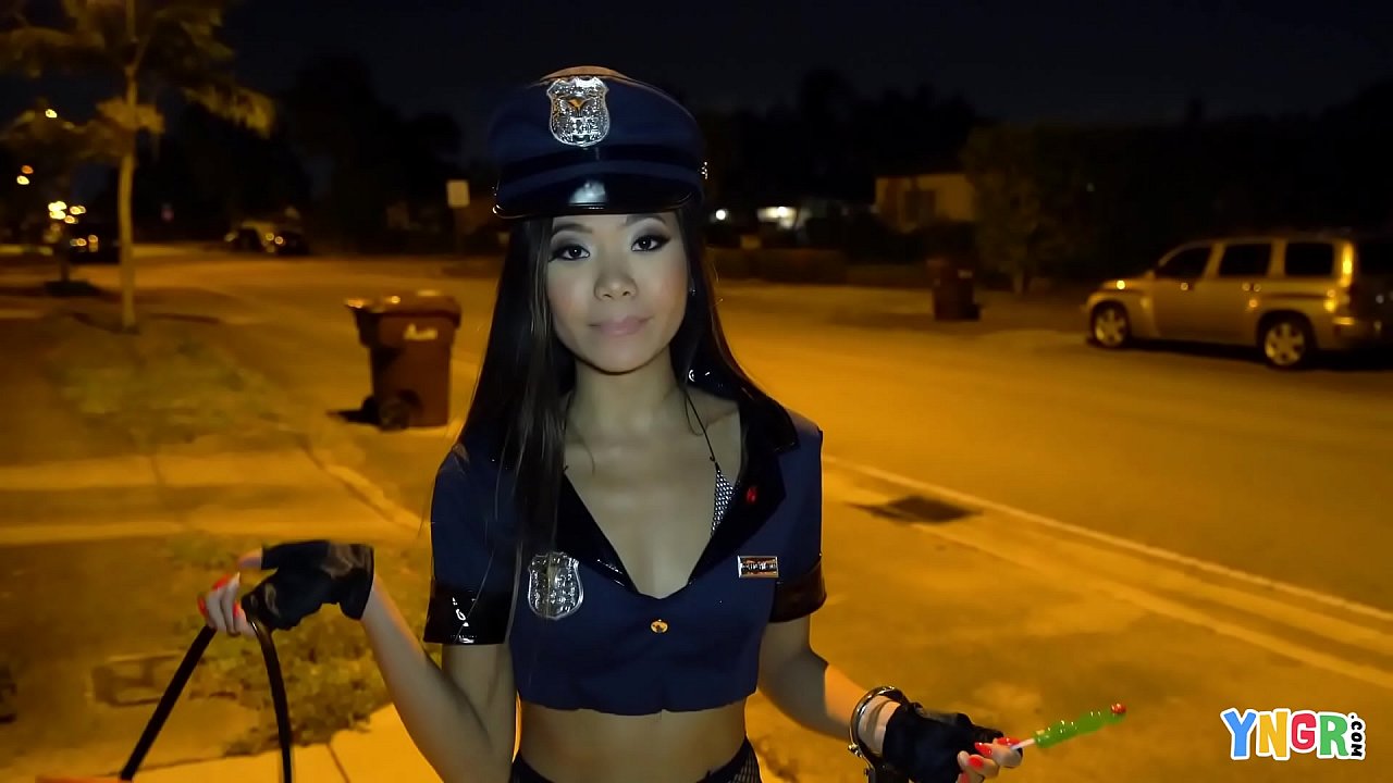 đam châu á, ăn mặc như một nữ cảnh sát chết tiệt trên halloween